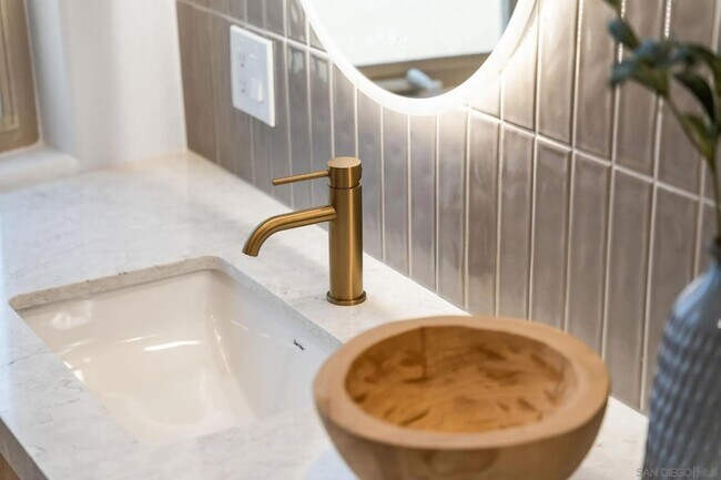 Building Photo - 2483 Oxford Ave