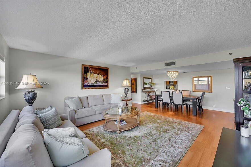 Building Photo - 3200 Port Royale Dr N