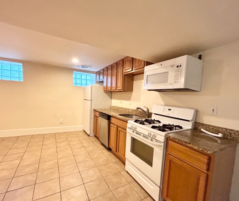 Building Photo - 1568 Tremont St
