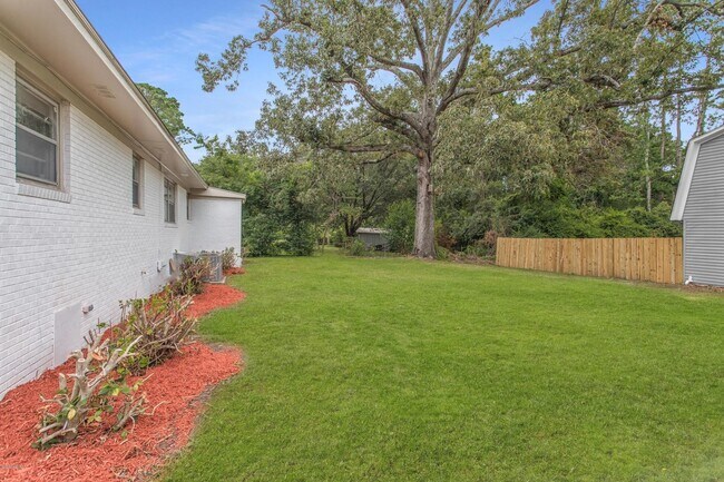 Building Photo - Students Welcome great 4 Bedroom House