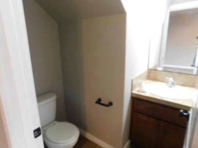 Building Photo - 4Bd/2.5Ba Two Story House - Available to View!