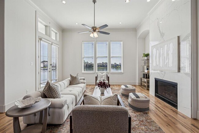 Building Photo - 2122 Lakeshore Edge Dr