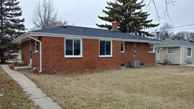 Building Photo - 3 Bedrooom Home Located in the Heart of We...