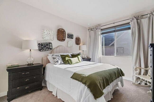 Building Photo - 6801 Warren Dr