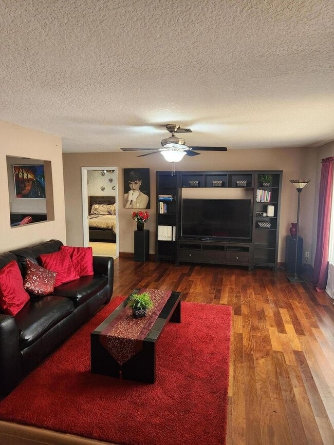 Building Photo - 1402 SW 25th Ave