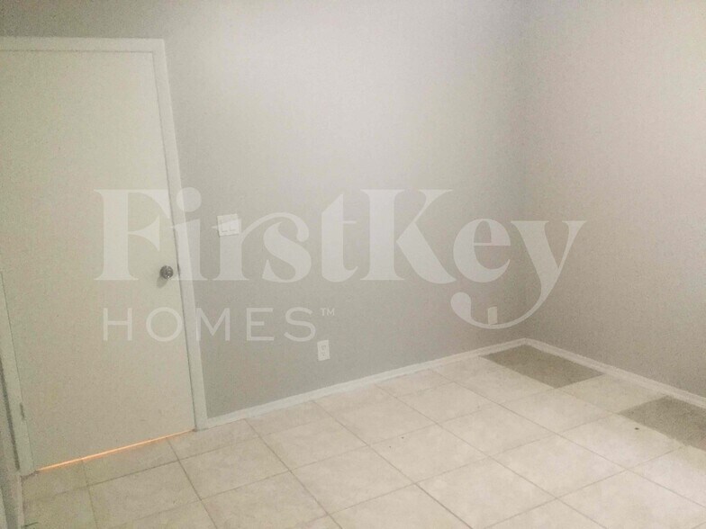 Building Photo - 6129 Moonbeam Dr