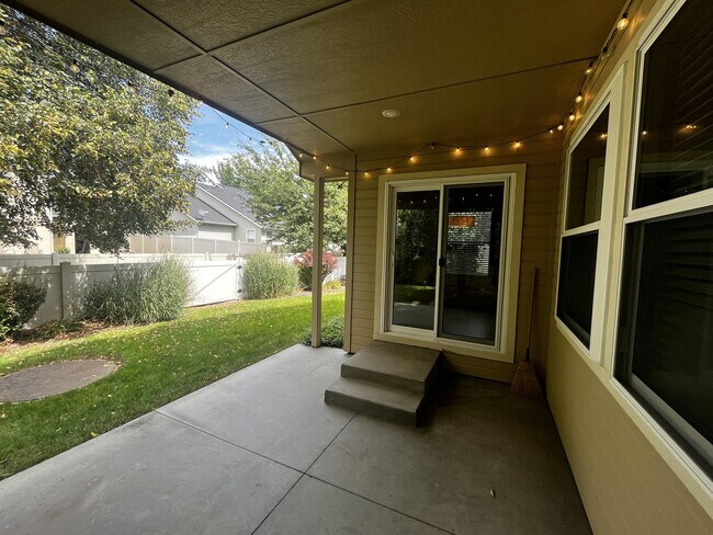 Building Photo - 1416 W Great Basin Dr