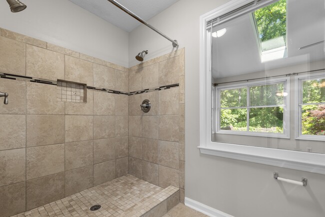 Building Photo - 4505 Aviemore Crescent
