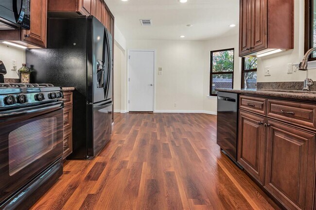 Building Photo - 1803 Lion-Heart Dr