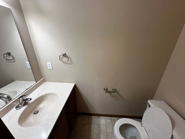 Building Photo - 2 bed 2 Bath 2 Story Townhome