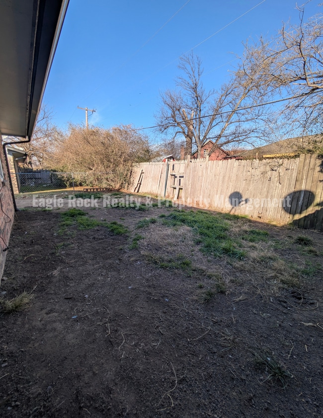 Building Photo - East Tulsa Duplex Unit for Rent (2beds/1.5baths)