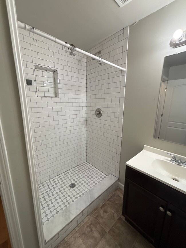 Building Photo - 606 N Upper St