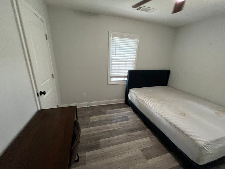 Building Photo - Room in Duplex on Cedar Ave NW