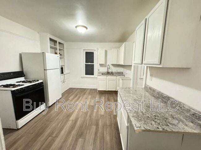 Building Photo - 320 Hudson St