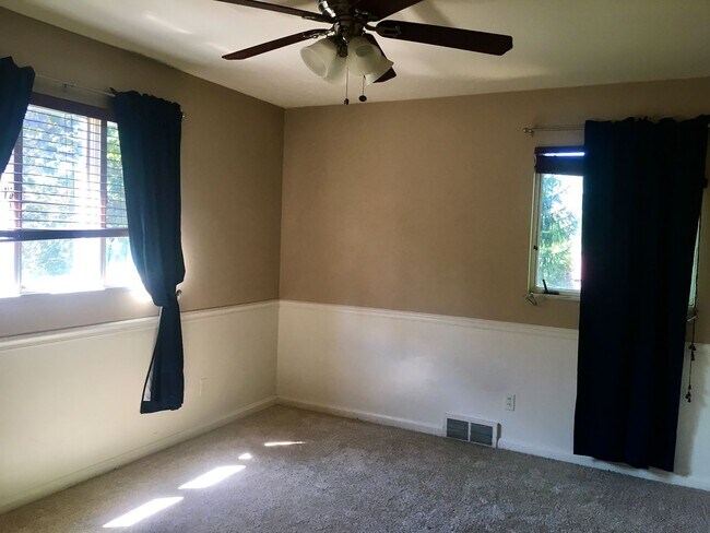 Building Photo - 1470 Mohican Dr