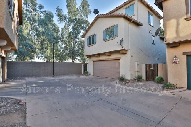 Building Photo - 3879 E Santa Fe Ln