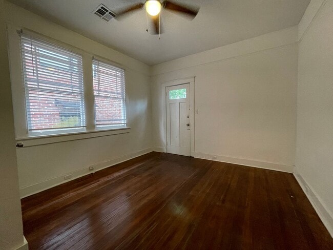 Building Photo - University Area Renovated 3 Bedroom!