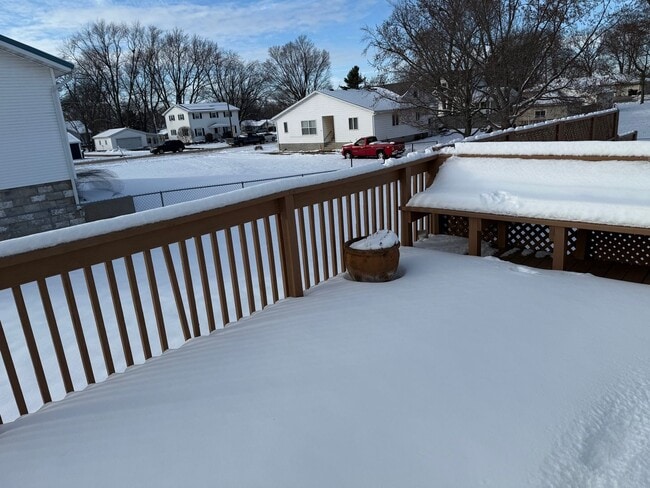 Building Photo - Large 4 BR house in Heyworth