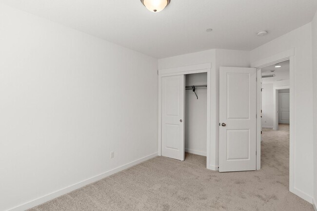 Building Photo - Pleasant Valley Villages 3 Bedroom Townhome with Community Center