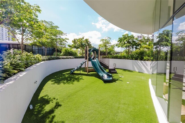 Building Photo - 700 NE 24th St