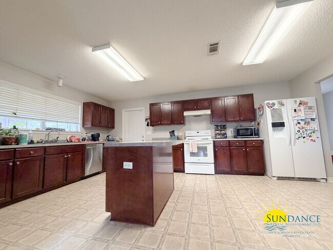 Building Photo - Charming 4-Bedroom Home in Hampton Ridge Estates of Navarre!