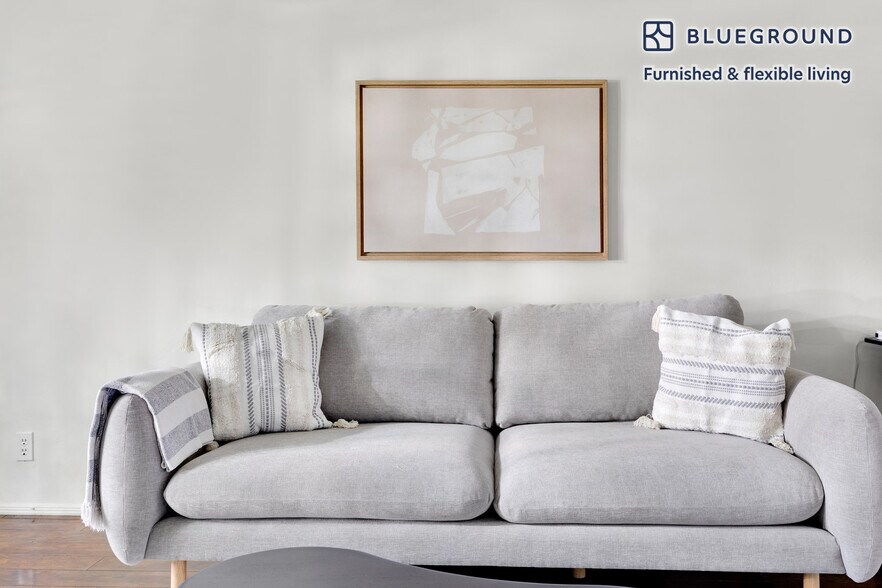 Building Photo - 135 S Reeves Dr