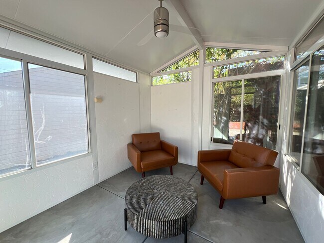Building Photo - 2 Bedroom/1 Bath Available in Oakland!