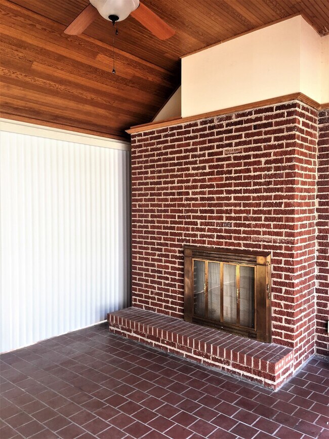 Building Photo - 3 bed 2 bath Riverside Home