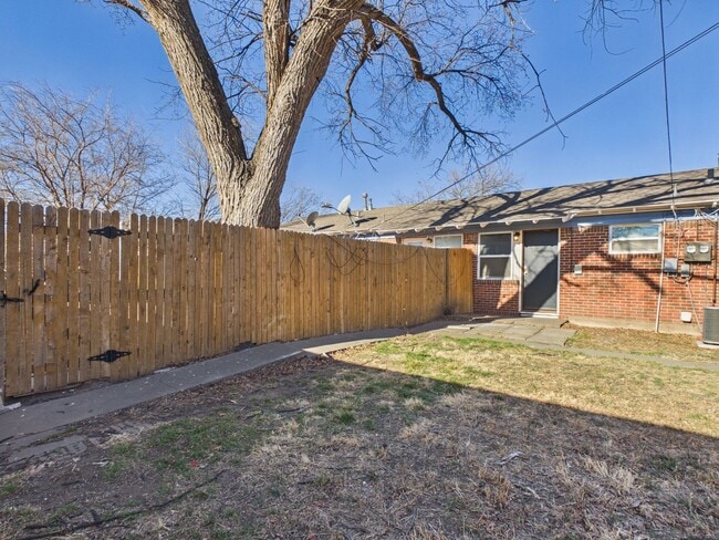 Building Photo - Charming rent ready duplex!