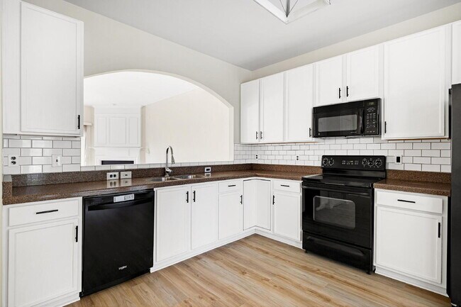 Building Photo - 812 Walnut Woods Dr
