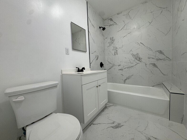 Building Photo - 5319 S Hoover St