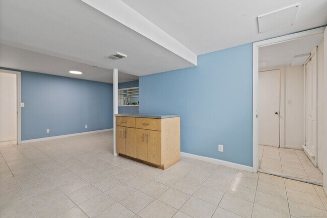 Building Photo - 67 Hicock Dr