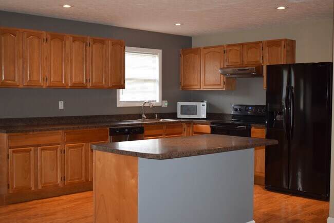 Building Photo - Beautiful 3 Bedroom, 2 Bathroom Home On Mi...