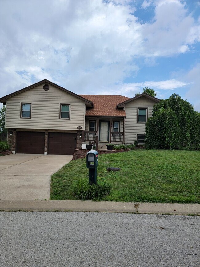 Primary Photo - Large Home for Rent in Independence