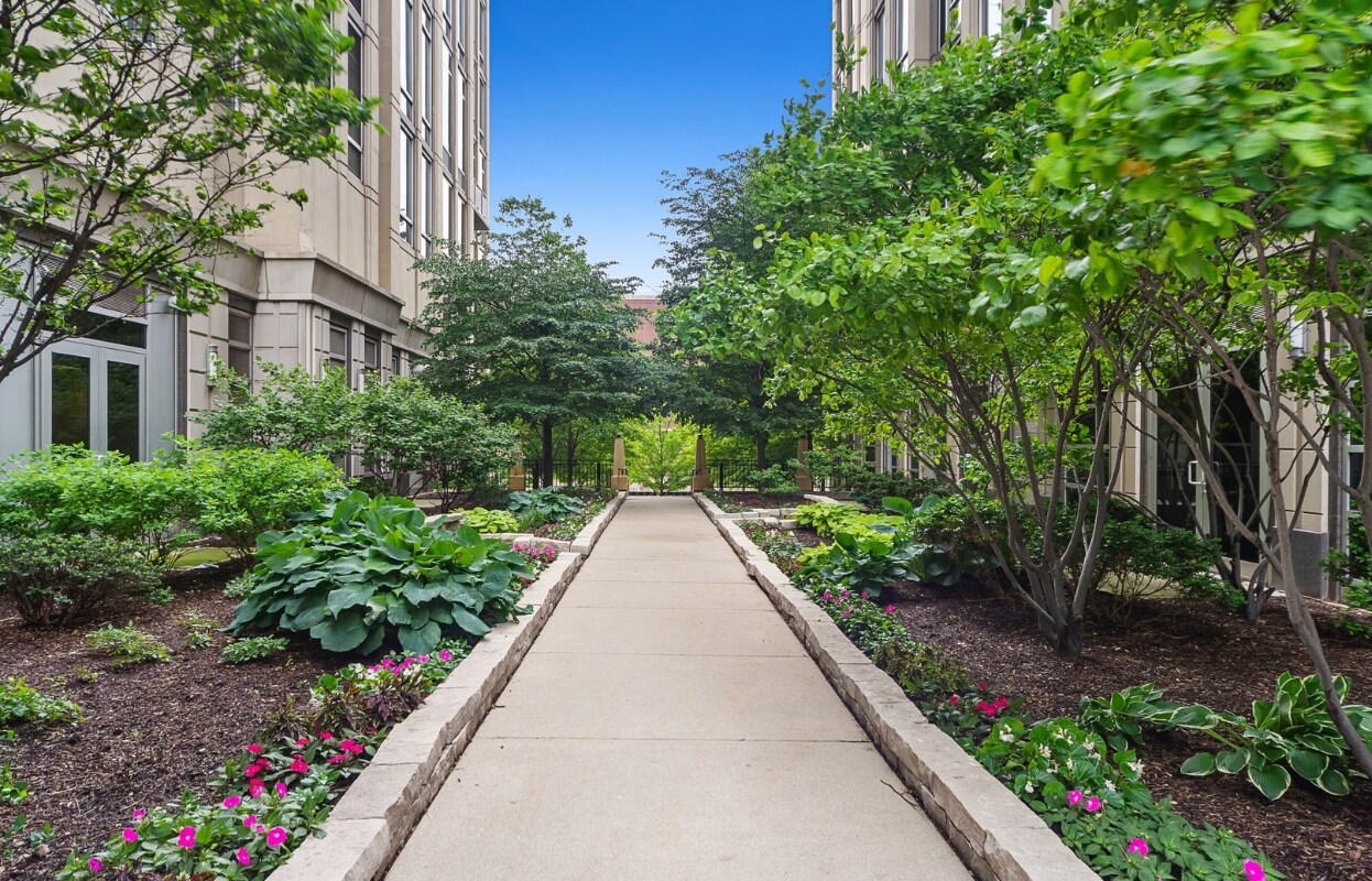 Building River Walk Access - 700 Larrabee N St