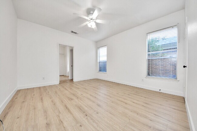 Building Photo - Spacious 4-Bedroom Home with Private Office & Room for Everyone!