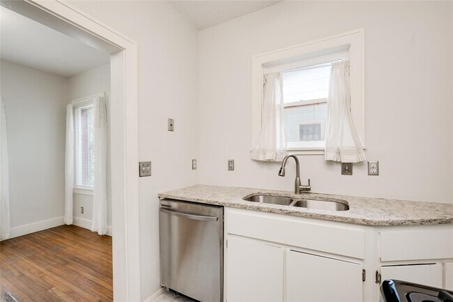 Building Photo - 1623 Palma Plaza