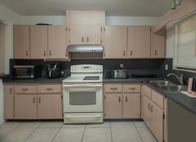Unit B Kitchen - 604 Roselyn Ave