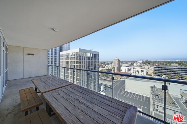 Building Photo - 3785 Wilshire Blvd