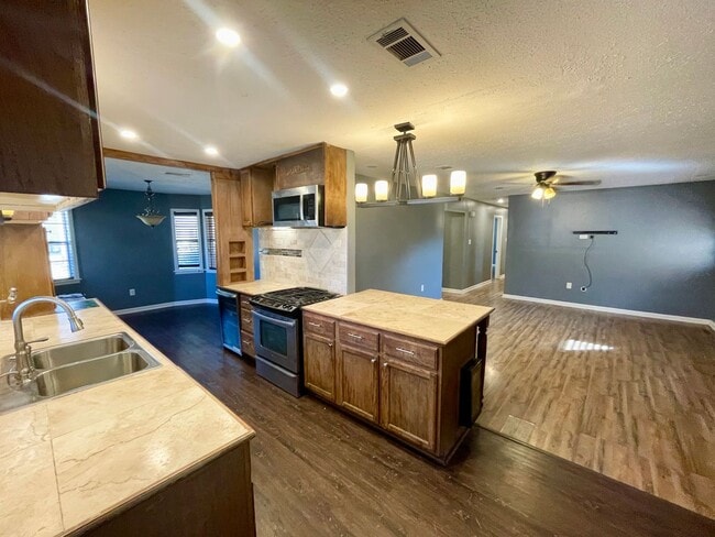 Building Photo - Spacious 4 bed 2 bath home for rent in Pearl!