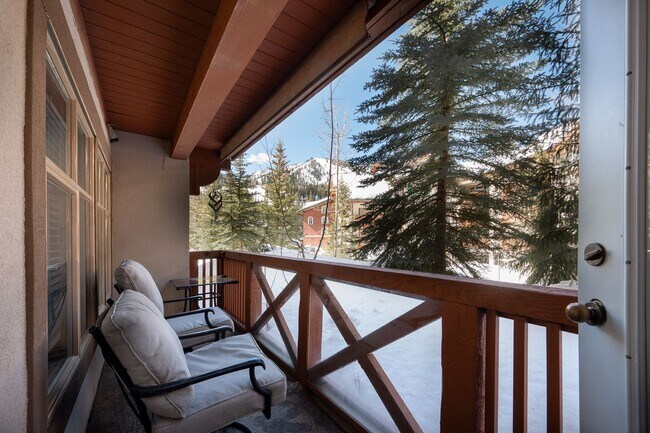 Building Photo - Available now! Solitude Luxury 1 bed / 1 bath Condo! Fully furnished!