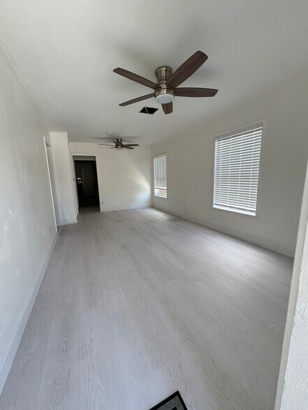 Building Photo - 910 33rd St