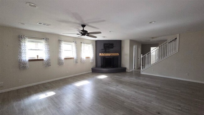 Building Photo - 1600 Southern Oaks Dr