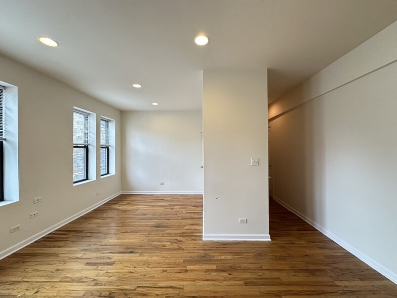 Building Photo - 909 W Dakin St