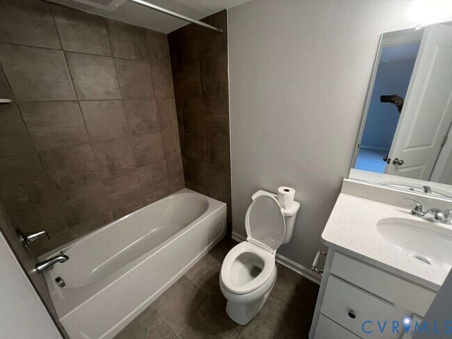 Building Photo - 467 Burden Dr