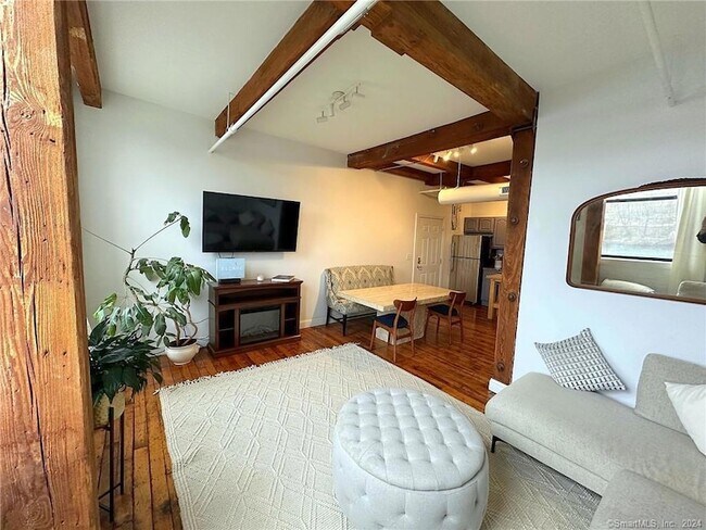 Building Photo - 145 Canal St E