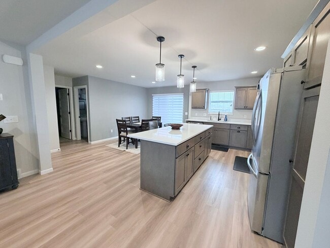 Building Photo - 3 Bed / 2.5 Bath Brand New House in Waunakee, WI!