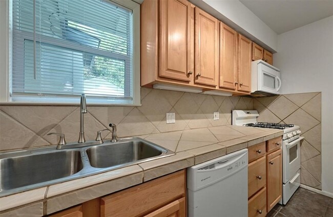 Building Photo - 2200 Rountree Dr