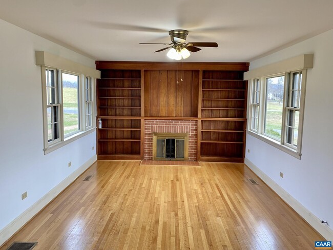 Building Photo - 119 Tanbark Dr