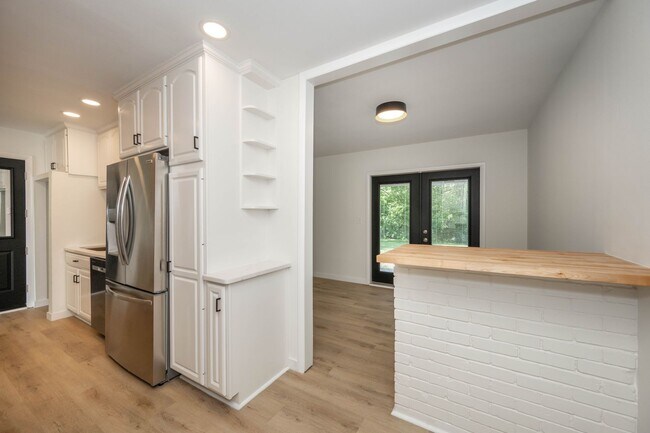 Building Photo - Contemporary Mid Century Modern and updated 3 Bedroom Ranch